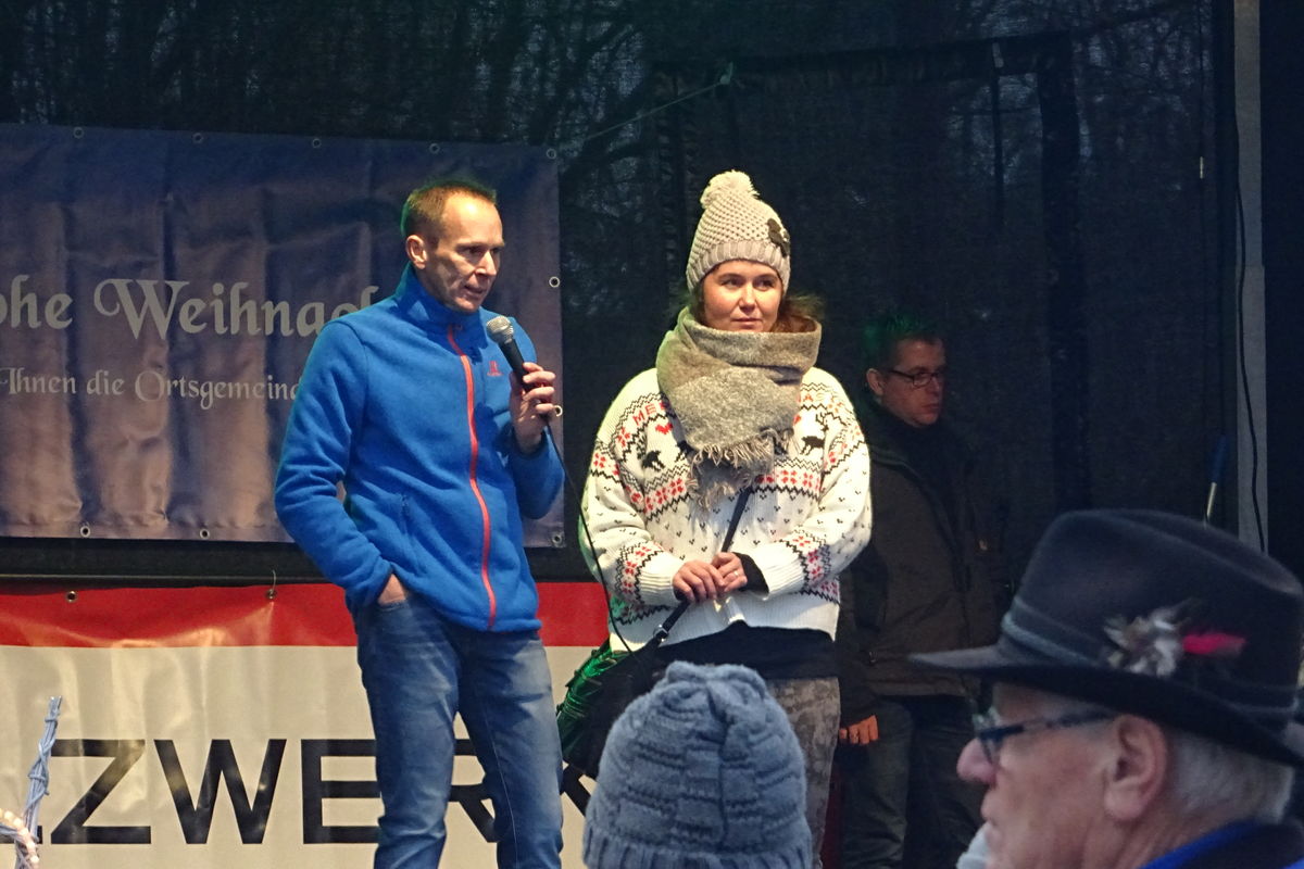 SPD Ortsbürgermeister Ralf Schwarm mit Anja Müller zum Start des lebendigen Adventskalenders